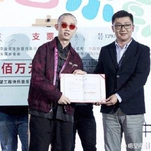 gai王斯然聊天截图:如何看待gai被爆私信撩妹？