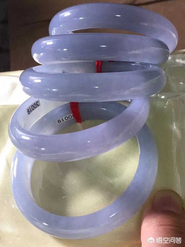 玉镯和翡翠手镯哪个好,翡翠手镯与和田玉手镯该怎么选？