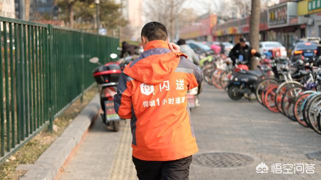 闪送员在雪天里帮了一把美团外卖小哥,你怎么看这件事？