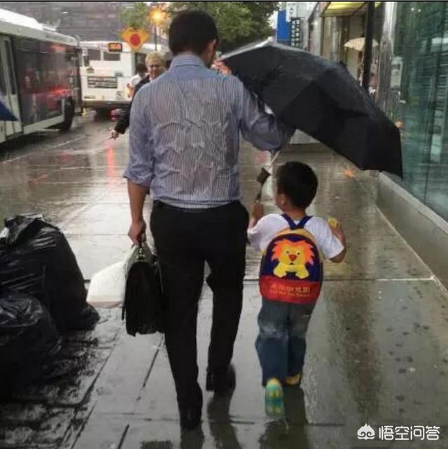 头条问答 雨中 这位爸爸和那位妈妈 你们更喜欢谁呢 谁的孩子将来在社会上更容易生存呢 读书与成长的回答 0赞