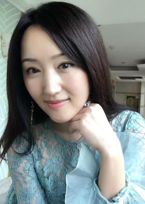 杨钰莹年龄和个人资料:甜歌皇后杨钰莹为何沦落到农村去演出，一场多少钱？