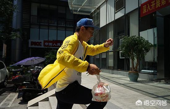 头条问答 - 重庆这个顾客点了7杯奶茶没有取,注明送给外卖小哥喝,你
