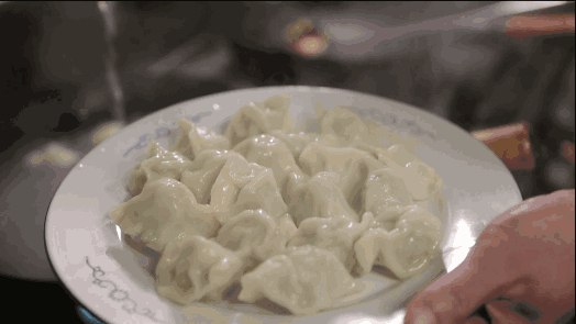 为了防止饺子粘皮:饺子煮熟了之后怎么才能不粘？
