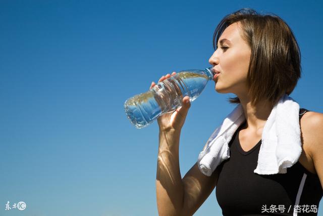 老年人多喝水有什么好处，生病了医生为什么都说要多喝开水，多喝开水有什么用吗