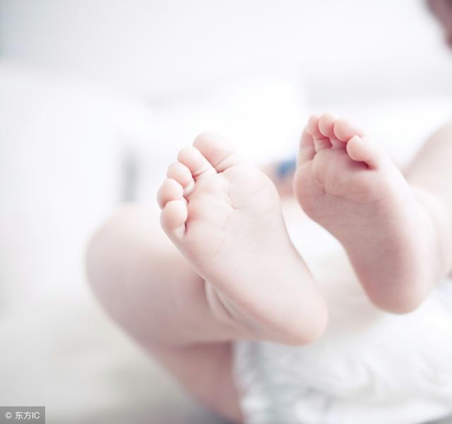 尿不湿多久换一次:带过孩子的麻烦指点一下，孩子尿不湿一天换几次？