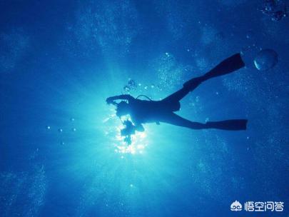 蛟龙号潜水员吓疯天涯论坛，如果人类下潜到海底最深处，会发生什么