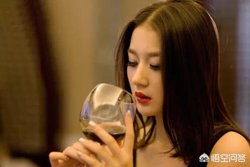 女生喝红酒，有人说现在越来越多的女性爱喝葡萄酒了，对此你怎么看为什么