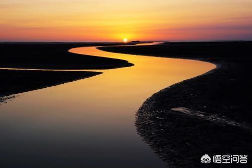 水随河流终入海请对下联