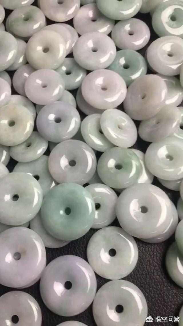 几百块钱的翡翠是真的吗,旅游市场的低价翡翠有真的吗？