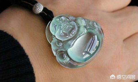 翡翠为什么打灯都绿,灯下不能看翡翠，这是为什么？