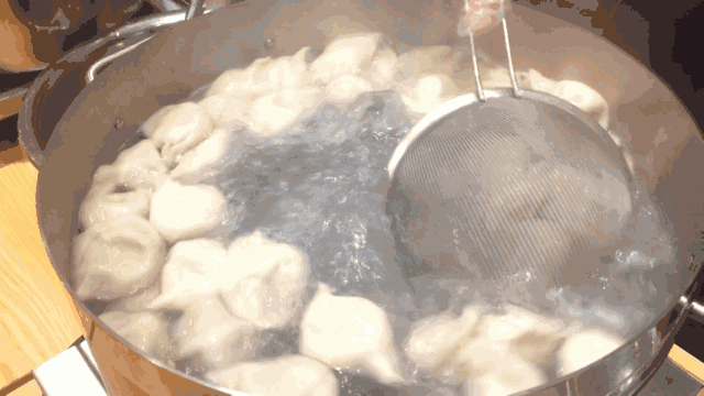 为了防止饺子粘皮:饺子煮熟了之后怎么才能不粘？