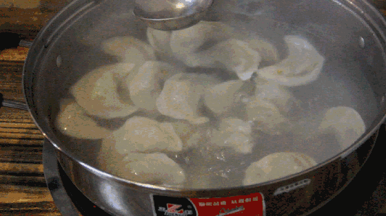 为了防止饺子粘皮:饺子煮熟了之后怎么才能不粘？
