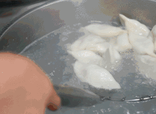 为了防止饺子粘皮:饺子煮熟了之后怎么才能不粘？