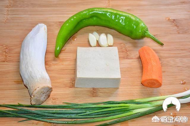千叶豆腐是用什么做的(4种“假”豆腐不宜多吃)，千叶豆腐是豆制品么干锅千叶豆腐应该如何制作呢