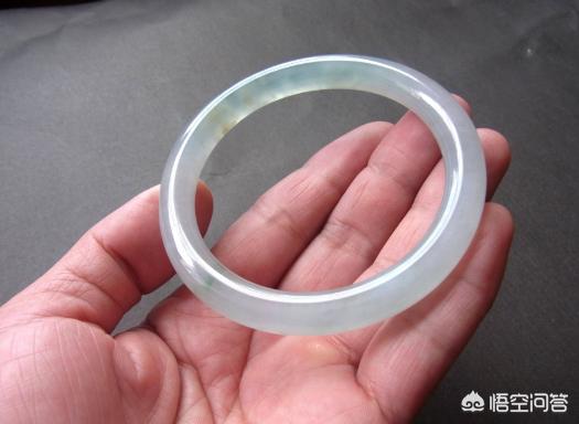 玉手镯戴左手还是右手,玉镯带左手好还是右手好呢？