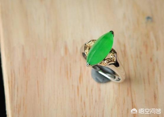 翡翠手镯什么颜色最贵,苹果绿翡翠手镯价格高吗？要怎样挑选？