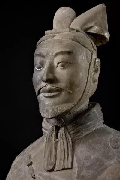 一,汉族人本来就是单眼皮的人居多,秦朝时期也不例外.