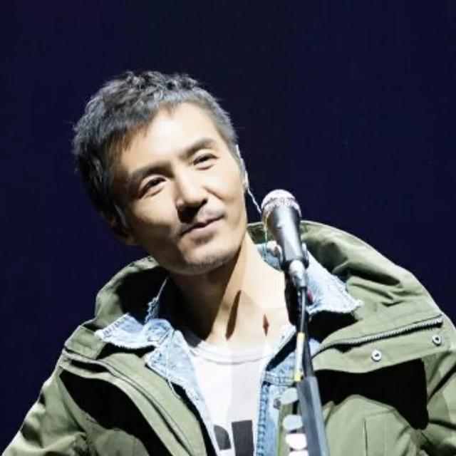 罗大佑简介:黄家驹的音乐造诣有多高跟罗大佑、周杰伦比，大概是个什么水平