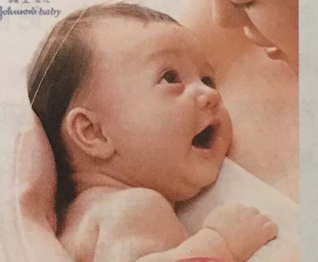 90后女生挤奶喂小狗图片:女生养德牧是怎样一种体验呢？