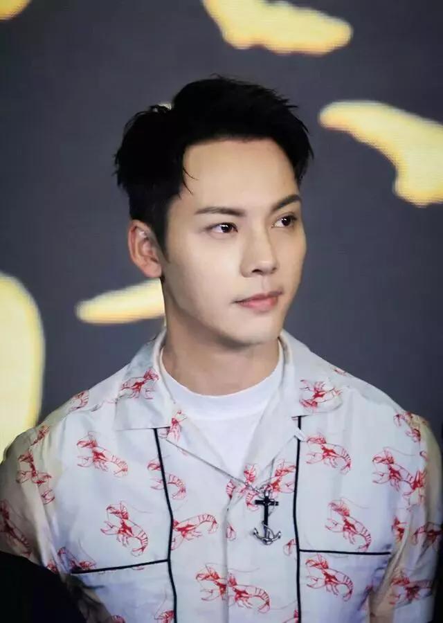 阿sa陈伟霆:默默的问一句，陈伟霆是谁啊？