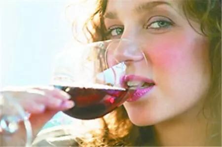 喝红酒好吗，如何饮用葡萄酒才最健康？