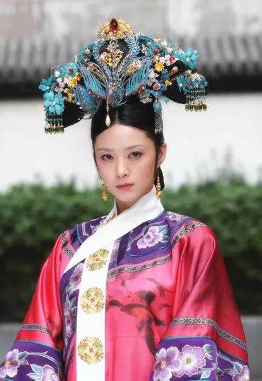 《甄嬛传》华妃本来厌恶甄嬛,为何还要偏帮甄嬛赏了夏冬春一丈红?