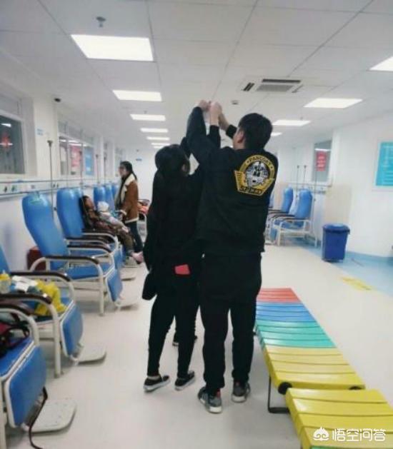 昆明一妈妈独自带娃看病,陌生人帮举输液瓶,你被暖到了吗？