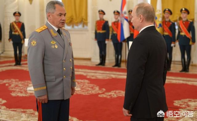 普京向齐尼切夫追授俄罗斯最高荣誉，普京为何亲自给阵亡飞行员菲利波夫家属颁发英雄金星奖章