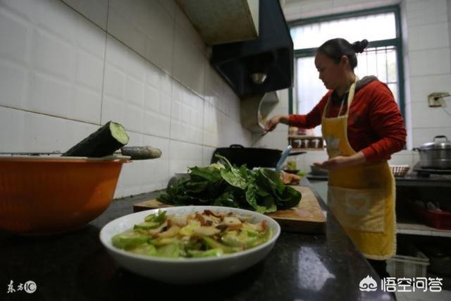 数千头猪听音乐回家吃饭:在农村，为什么现在农民走亲戚时，能留下来吃饭的人不多了？
