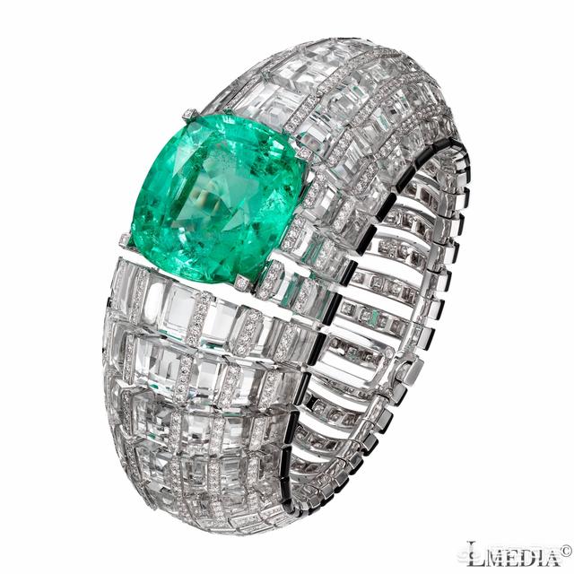 白水晶手串,白水晶手链掉在地上会裂吗？