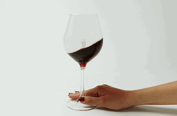 葡萄酒挂杯现象说明什么，葡萄酒挂杯是高档酒的象征吗