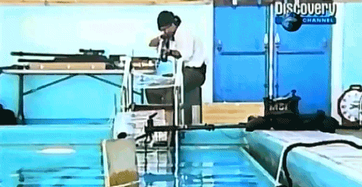 菲凡犬舍上央视视频:在水下多深才能不被子弹射伤？
