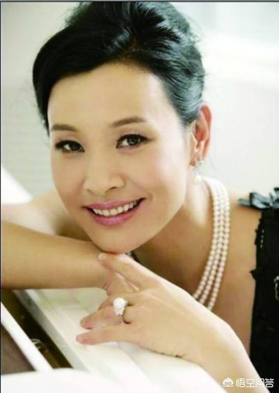 演员陈冲:陈冲、刘晓庆、张瑜和斯琴高娃重聚北京春晚，你觉得谁最没有变化