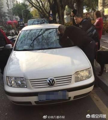 女子投诉警察却被拷走？，深圳一女孩反锁车内，民警救人反被家长投诉，对于此事你怎么看？