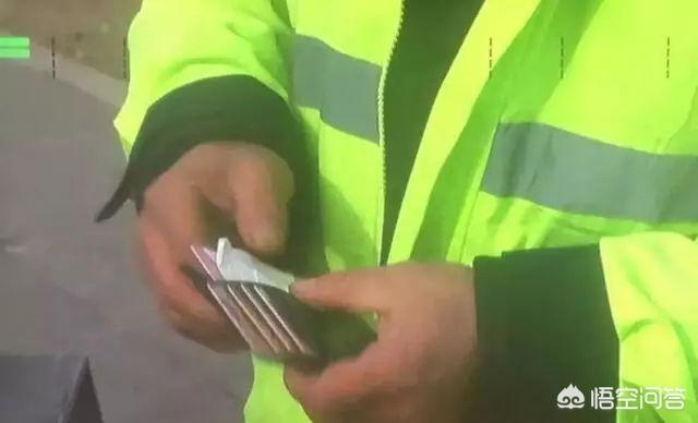 沈阳环卫工捡到8000元购物卡，连续10天苦寻失主，对此你怎么看？