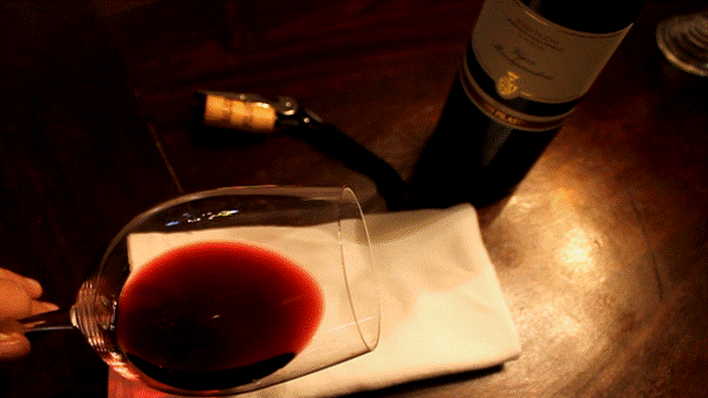 葡萄酒挂杯现象说明什么，葡萄酒挂杯是高档酒的象征吗