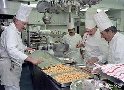 厨房配菜员主要做什么，如何做一名厨师长？厨师长的职责是什么？