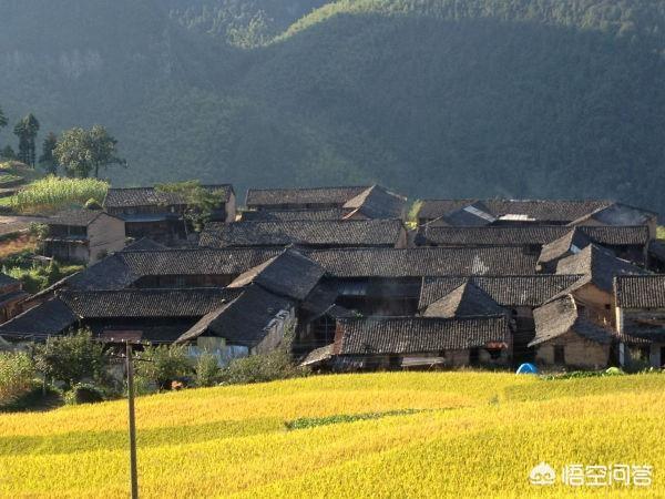 农村建房东高西低图片,农村盖房子为什么必须要争个我高你低？