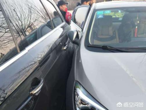 男子穿高跟鞋开车:为什么不能穿高跟鞋开车？