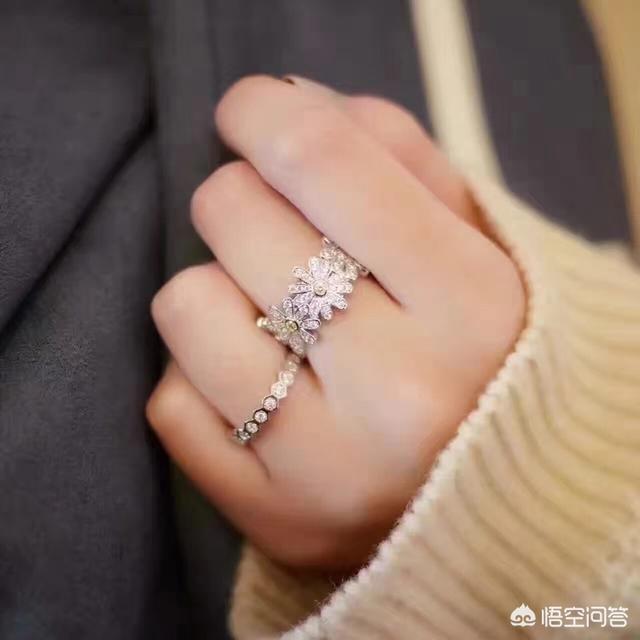 年轻少女不适合戴翡翠项链,翡翠戒指和翡翠项链配什么样的衣服好看？