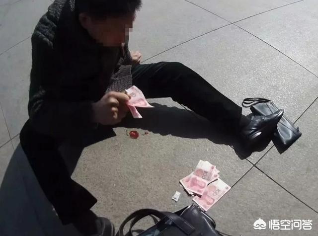 石家庄吴迪事件:如何看待石家庄火车站男子吐血撒钱事件？