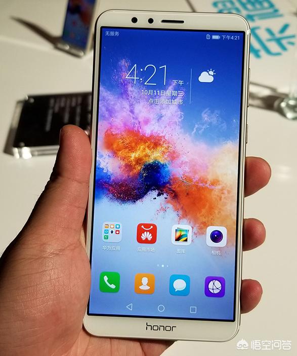 荣耀畅玩7x屏幕像素密度为 407ppi,实际使用中看起来很细腻,基本没有