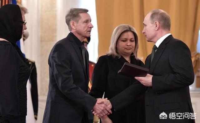 普京向齐尼切夫追授俄罗斯最高荣誉，普京为何亲自给阵亡飞行员菲利波夫家属颁发英雄金星奖章
