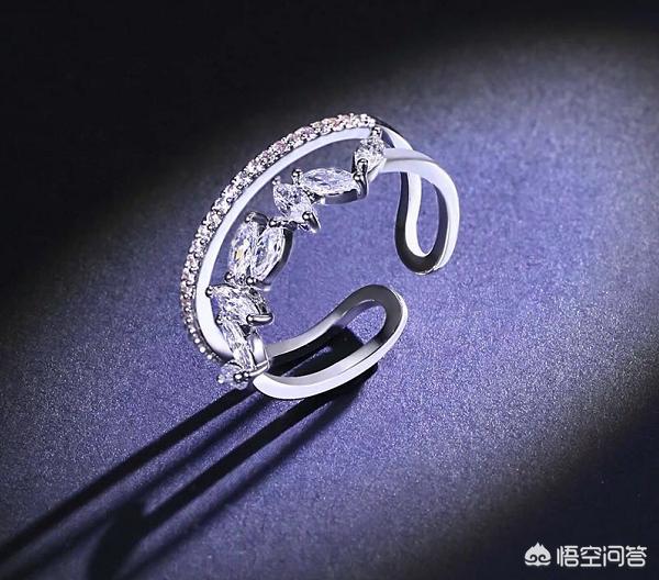 年轻少女不适合戴翡翠项链,翡翠戒指和翡翠项链配什么样的衣服好看？