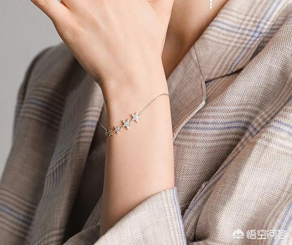 年轻少女不适合戴翡翠项链,翡翠戒指和翡翠项链配什么样的衣服好看？