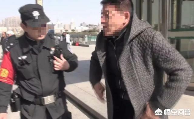 石家庄吴迪事件:如何看待石家庄火车站男子吐血撒钱事件？