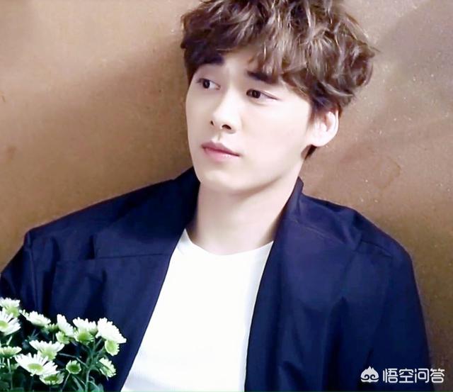 李易峰兰博基尼:李易峰新经纪人什么来头，为什么要替换之前的经纪人呢？