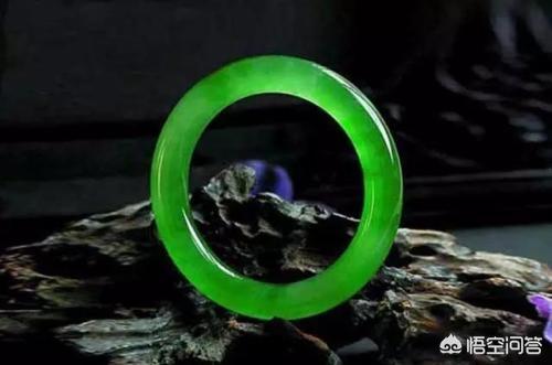 佩戴翡翠好还是和田玉好,翡翠与和田玉未来哪个升值空间大？为什么？