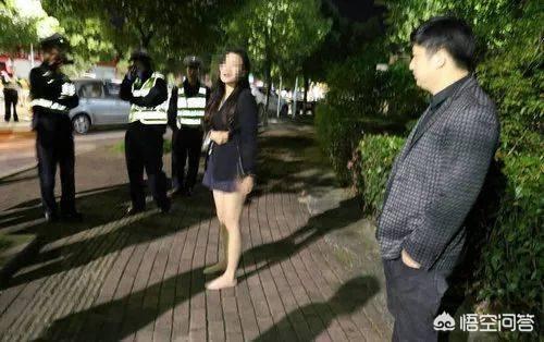 柳州一女子酒后进错厕所,你怎么看？