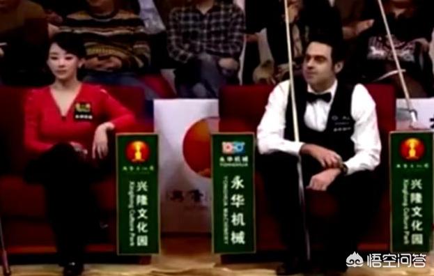 潘晓婷打球图片:奥沙利文与潘晓婷打九球，打完八号球母球落袋，他是故意的么